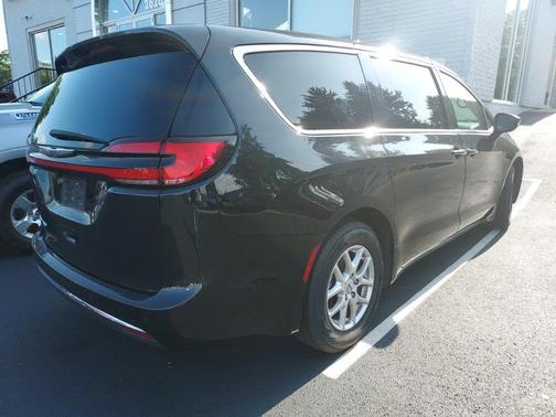 2023 Chrysler Pacifica Touring-L