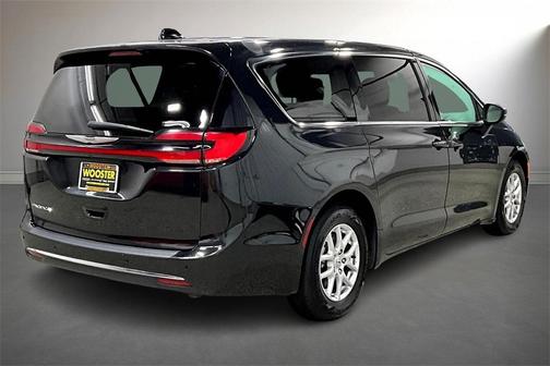 2023 Chrysler Pacifica Touring-L