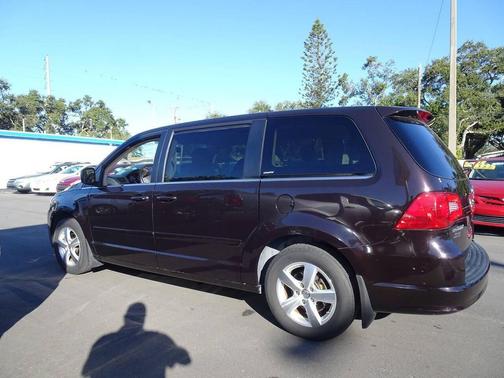 2010 Volkswagen Routan SE