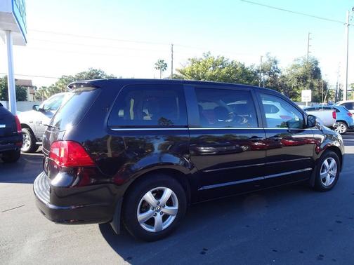 2010 Volkswagen Routan SE