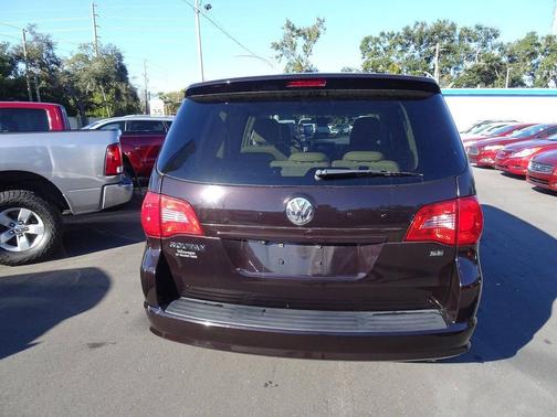 2010 Volkswagen Routan SE