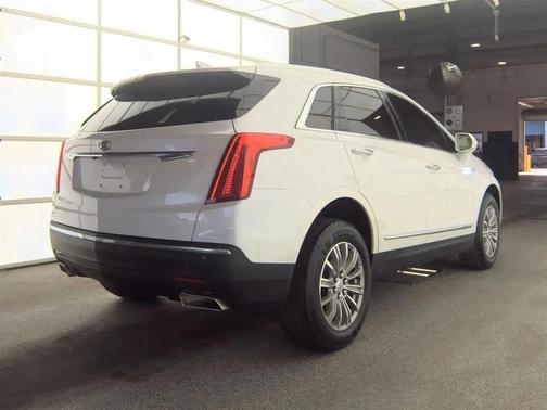 Crystal White Tricoat 2017 Cadillac XT5 Luxury