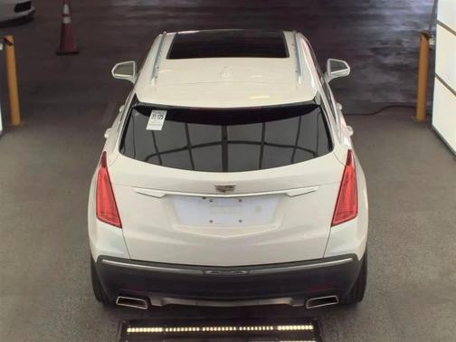 Crystal White Tricoat 2017 Cadillac XT5 Luxury