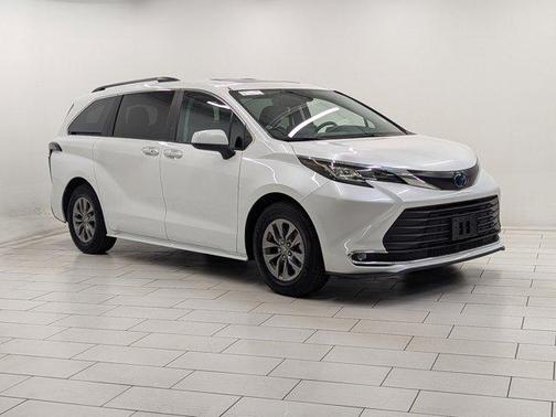 2023 Toyota Sienna XLE 8 Passenger