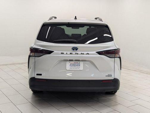 2023 Toyota Sienna XLE 8 Passenger