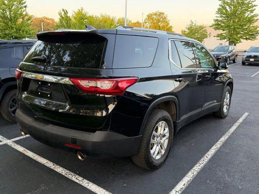 Mosaic Black Metallic 2018 Chevrolet Traverse LT Cloth