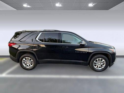 Mosaic Black Metallic 2018 Chevrolet Traverse LT Cloth