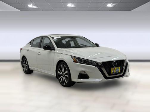 Pearl White Tricoat 2022 Nissan Altima SR VC-Turbo FWD