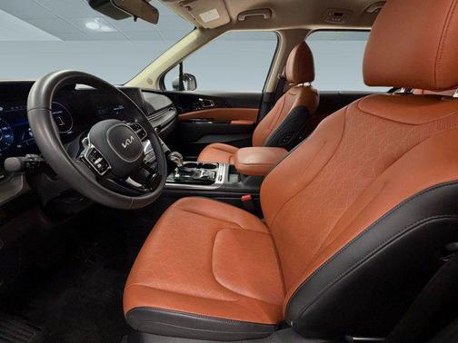 Ceramic Silver 2024 Kia Carnival SX