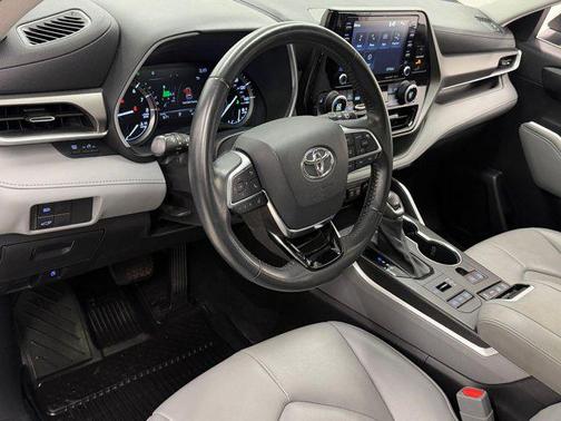 Blizzard Pearl 2021 Toyota Highlander XLE