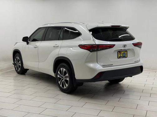 Blizzard Pearl 2021 Toyota Highlander XLE