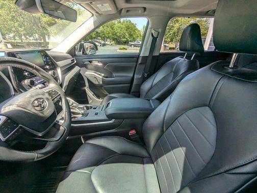 2022 Toyota Highlander Hybrid XLE
