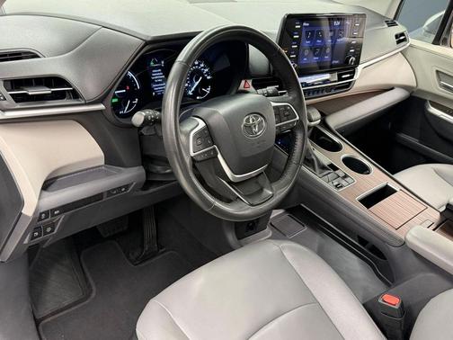 White 2024 Toyota Sienna XLE