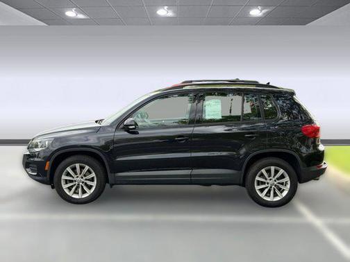 Deep Black Pearl Metallic 2018 Volkswagen Tiguan Limited 2.0T 4MOTION