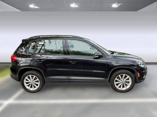 Deep Black Pearl Metallic 2018 Volkswagen Tiguan Limited 2.0T 4MOTION