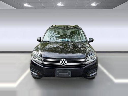 Deep Black Pearl Metallic 2018 Volkswagen Tiguan Limited 2.0T 4MOTION