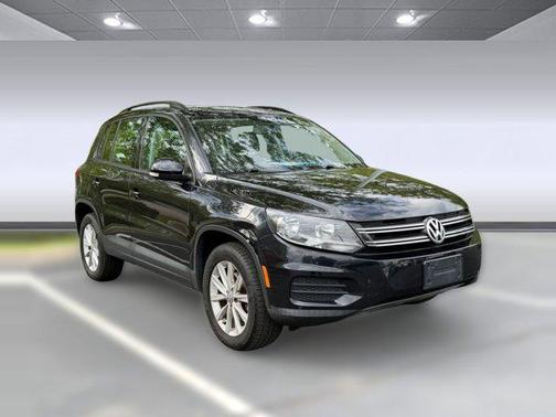 Deep Black Pearl Metallic 2018 Volkswagen Tiguan Limited 2.0T 4MOTION