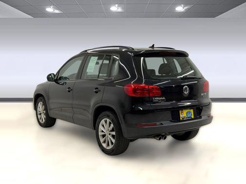 Deep Black Pearl Metallic 2018 Volkswagen Tiguan Limited 2.0T 4MOTION