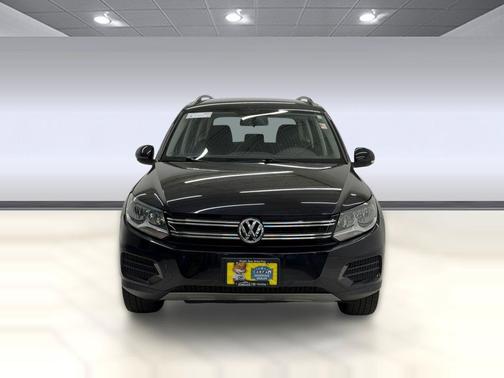 Deep Black Pearl Metallic 2018 Volkswagen Tiguan Limited 2.0T 4MOTION