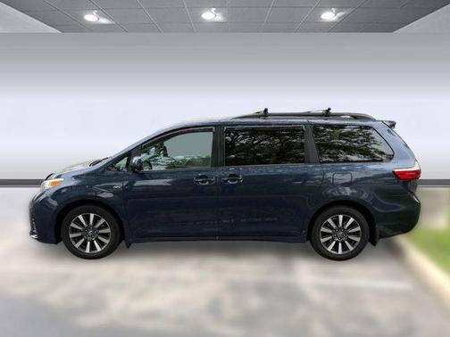 Parisian Night Pearl 2018 Toyota Sienna LE