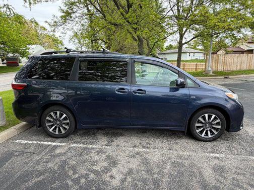 Parisian Night Pearl 2018 Toyota Sienna LE