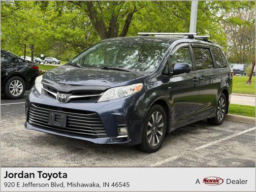 Parisian Night Pearl 2018 Toyota Sienna LE