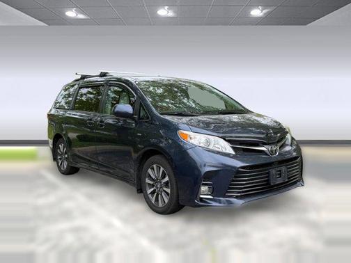 Parisian Night Pearl 2018 Toyota Sienna LE