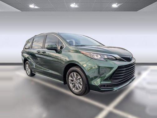 2025 Toyota Sienna LE