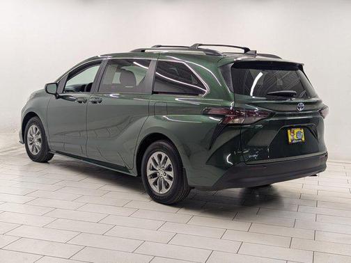 2025 Toyota Sienna LE