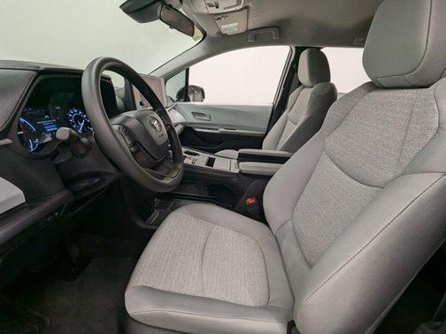 2025 Toyota Sienna LE