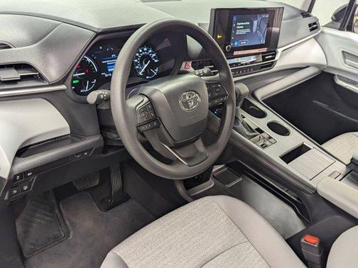 2025 Toyota Sienna LE