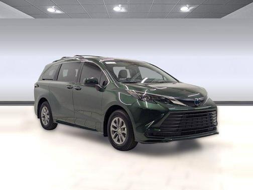 2025 Toyota Sienna LE