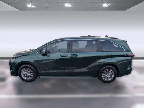 2025 Toyota Sienna LE