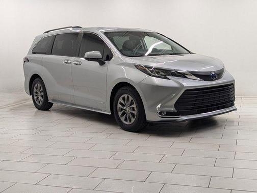 2021 Toyota Sienna XLE 8 Passenger