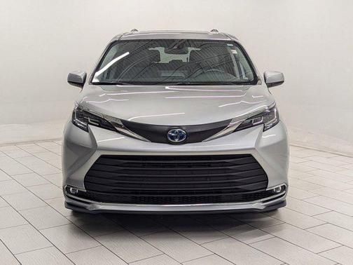 2021 Toyota Sienna XLE 8 Passenger