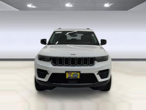 Bright White Clearcoat 2023 Jeep Grand Cherokee Laredo