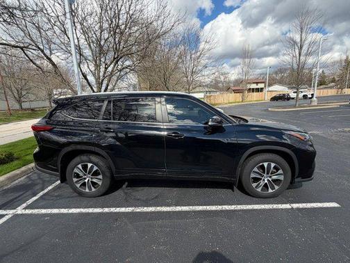 Midnight Black Metallic 2023 Toyota Highlander XLE