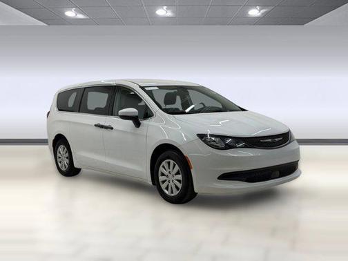 Bright White Clearcoat 2021 Chrysler Voyager L