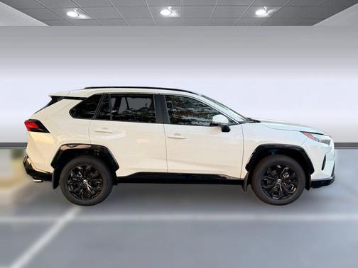 Blizzard Pearl 2022 Toyota RAV4 Hybrid SE