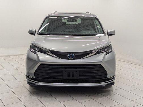 2023 Toyota Sienna XLE 8 Passenger
