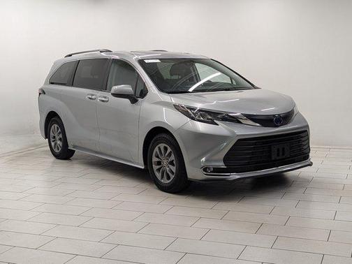 2023 Toyota Sienna XLE 8 Passenger