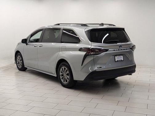 2023 Toyota Sienna XLE 8 Passenger