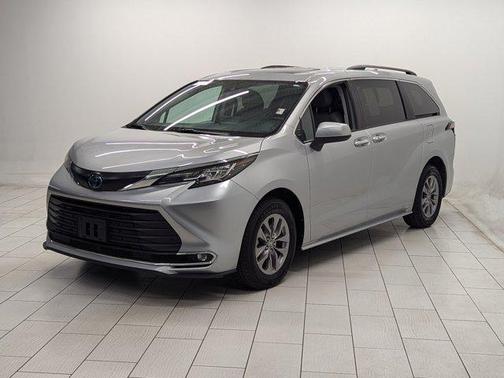 2023 Toyota Sienna XLE 8 Passenger