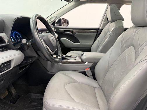 Celestial Silver Metallic 2023 Toyota Highlander Hybrid Platinum