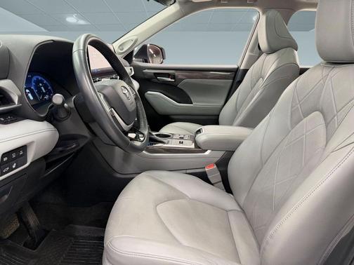 Celestial Silver Metallic 2023 Toyota Highlander Hybrid Platinum