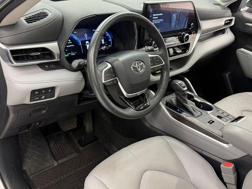 Celestial Silver Metallic 2023 Toyota Highlander Hybrid Platinum