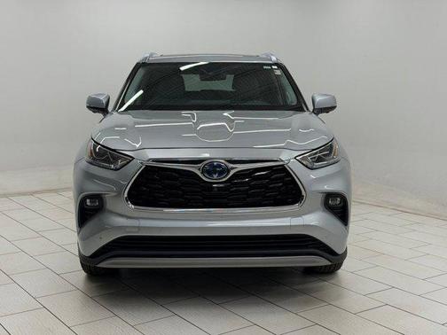 Celestial Silver Metallic 2023 Toyota Highlander Hybrid Platinum