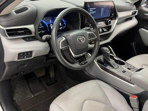Celestial Silver Metallic 2023 Toyota Highlander Hybrid Platinum