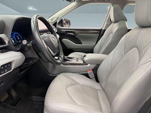 Celestial Silver Metallic 2023 Toyota Highlander Hybrid Platinum