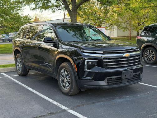 Mosaic Black Metallic 2026 Chevrolet Traverse LT